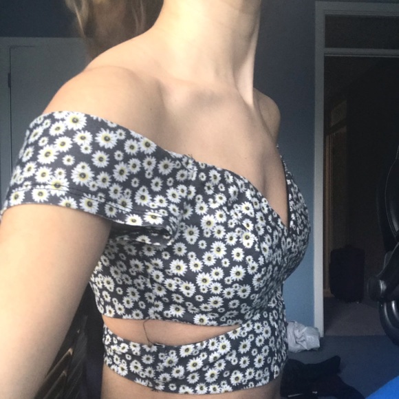 LF Daisy Off The Shoulder Crop Top - Picture 3 of 4